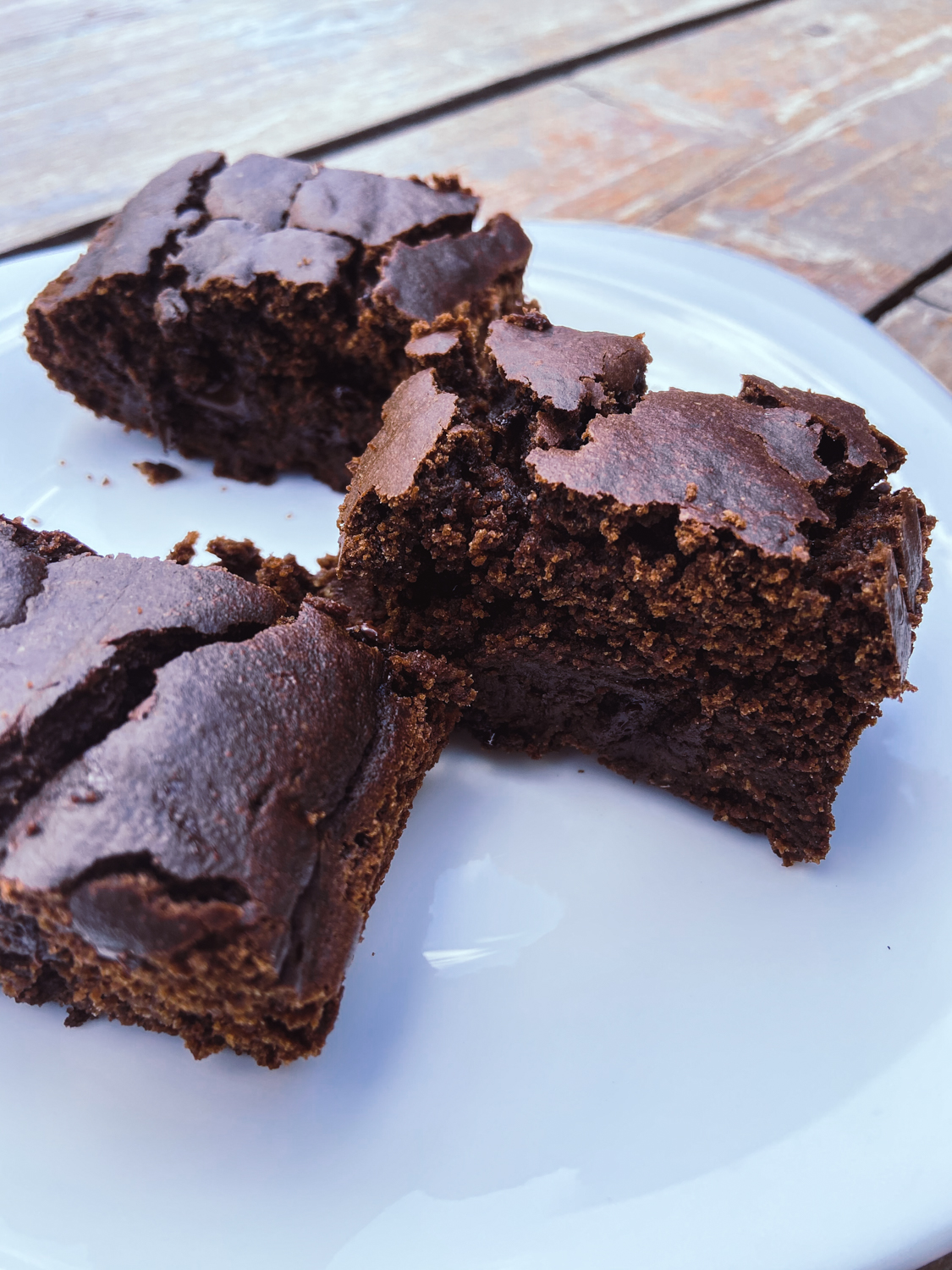 Najchutnejšia vegan čokoládová torta s jogurtom a kúskami čokolády