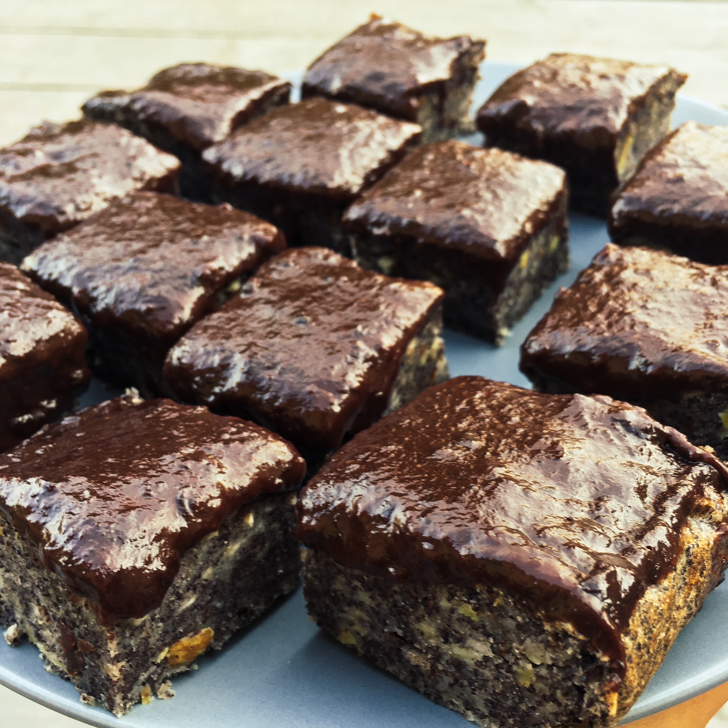 Vegan makovo-jablkový koláč s čokoládovo-džemovou polevou